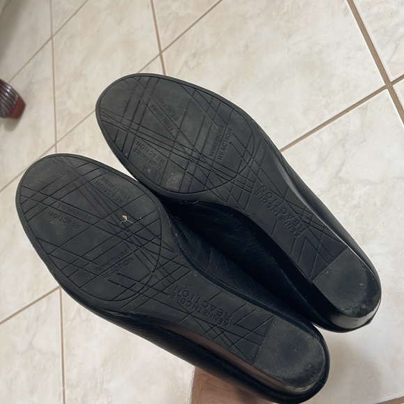 Kenneth Cole Reaction Black leather Demi Wedge with Floral appliqué brooch - Picture 10 of 11